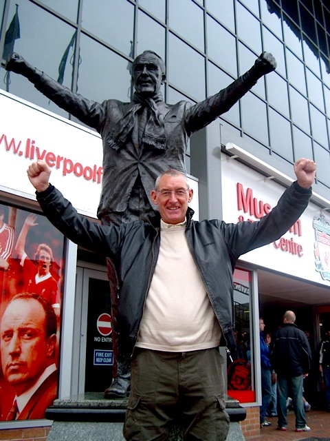 George à Anfield avec Shankly devant le KOP 2014